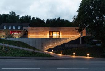 Beleuchtete Außenansicht des trauerforums pietät siegen im Leimbachtal
